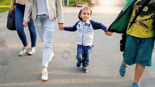 与家人一起在公园散步的男孩图片