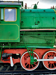 铁路上的绿色旧蒸汽机车铁路上的绿色旧苏维埃蒸汽机车图片