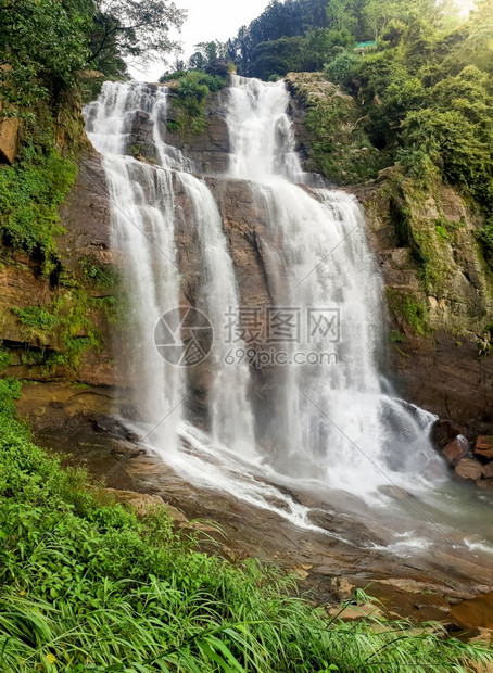 日落时丛林中大瀑布的美丽图像日落时丛林中大瀑布的美丽照片图片