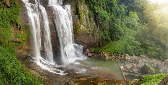 热带丛林森岩石上浮水的全景象热带丛林森岩石上浮水的全景象热带丛林森岩石上浮水的全景象图片