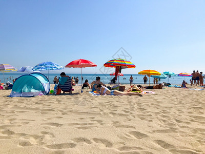 保加利亚Pomorei保加利亚20年7月4日人们在海滩上放松Pomorei是保加利亚东南部的一个城镇和海滨度假胜地图片