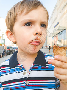 吃冰淇淋后嘴脏的小男孩肖像吃冰淇淋后嘴脏的男孩贴近画像图片