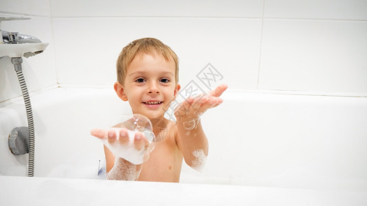 可爱的幼儿男孩肖像他有洗澡的阴蒂飞着肥皂泡可爱的幼儿男孩肖像他有洗澡的阴唇图片