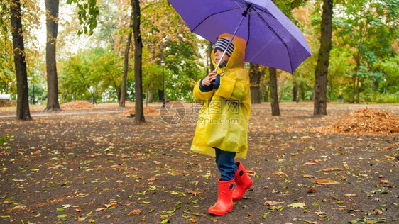 在公园走着带雨伞的小男孩在公园里带着雨伞走小男孩图片