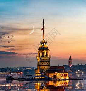晚上在土耳其伊斯坦布尔的月塔和图片