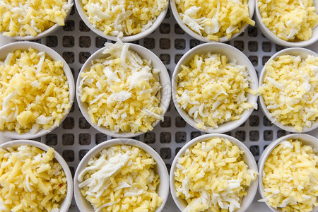 锅碗奶酪在白碗干奶磨焦煮熟食品顶端视图背景