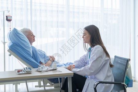 女医生讲述了抑郁的老年妇病人的悲哀消息她们躺在医院病房的床上接受医疗和治图片