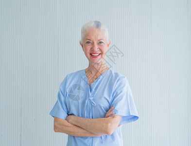 喜笑快乐的西方有病老年女病人住院的医疗保健概念女图片