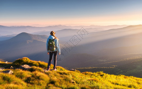 风景与运动女孩绿草森林山丘蓝天和太阳光高清图片