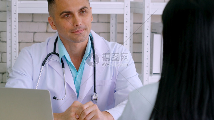 医生给病人看病和交流