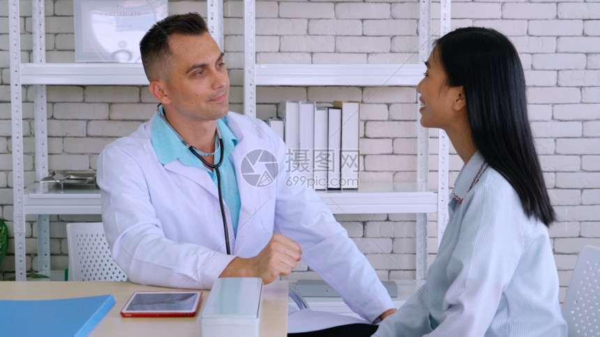 医生给病人看病和交流