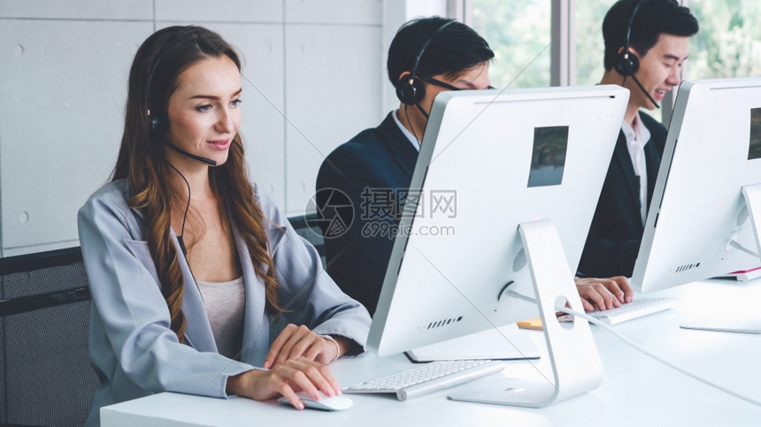 漂亮的女客服戴着耳机图片