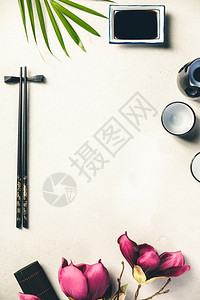 亚洲食物背景在灰水泥背景的板上加红酒和筷子顶层视图平板面顶层视图背景图片