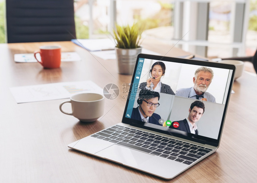 在虚拟工作场所或远程办公室召开商业人员会议远程工作电话会议使用智能视频技术与专业企务的同事进行联系