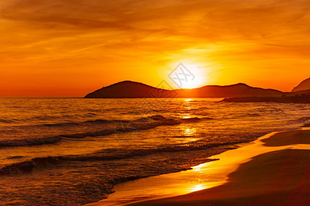 日落在海面上滨风景卡尔布兰克海滩穆尔西亚班牙高清图片