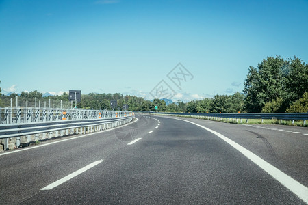 在阳光明媚的夏日上高速公路旅行图片