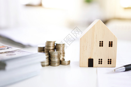 为房地产投资节省金用一堆硬币购买房屋为未来金融保险准备贷款背景图片