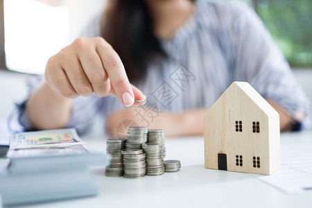 为房地产投资节省金用一堆硬币购买房屋为未来金融保险准备贷款图片
