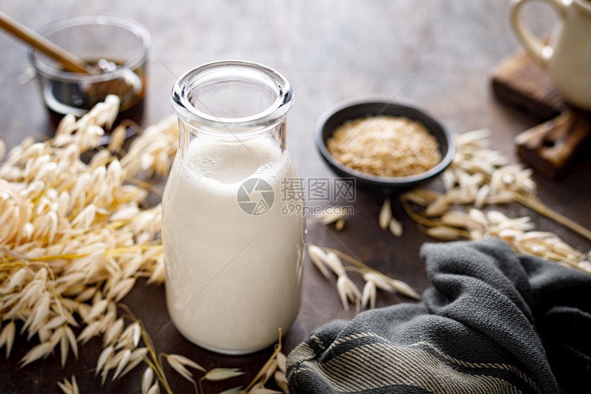 以玻璃瓶和烹饪用原料装的维加燕麦健康的素食非乳品饮料或替代牛奶图片