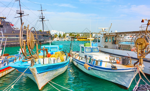 在塞浦路斯AyiaNapa带渔船和的图片港口图片