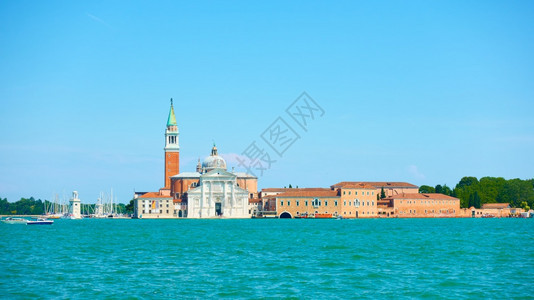 威尼斯与意大利圣乔治马吉奥雷岛的全景图片