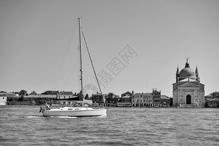 游艇和意大利朱德卡岛的威尼斯黑色和白风景图片