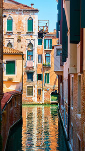 意大利威尼斯边上狭窄运河的老房子威尼斯市风景图片