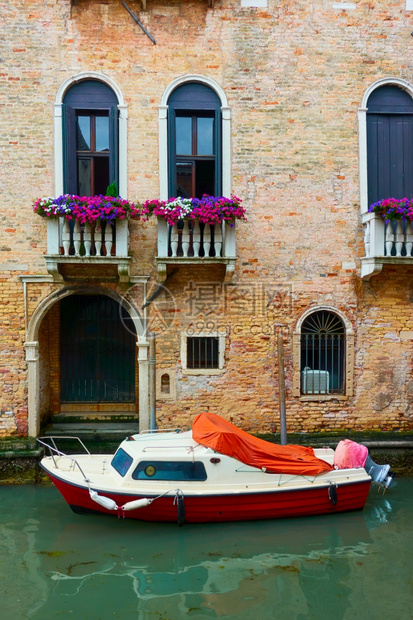 意大利威尼斯用停泊机动船的威尼斯运河图片