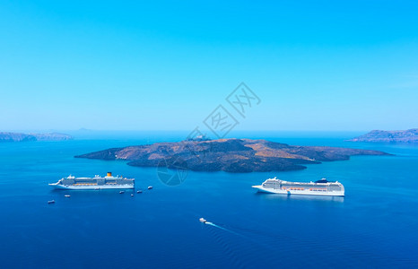 希腊圣托里尼岛游轮对爱琴海的景象图片