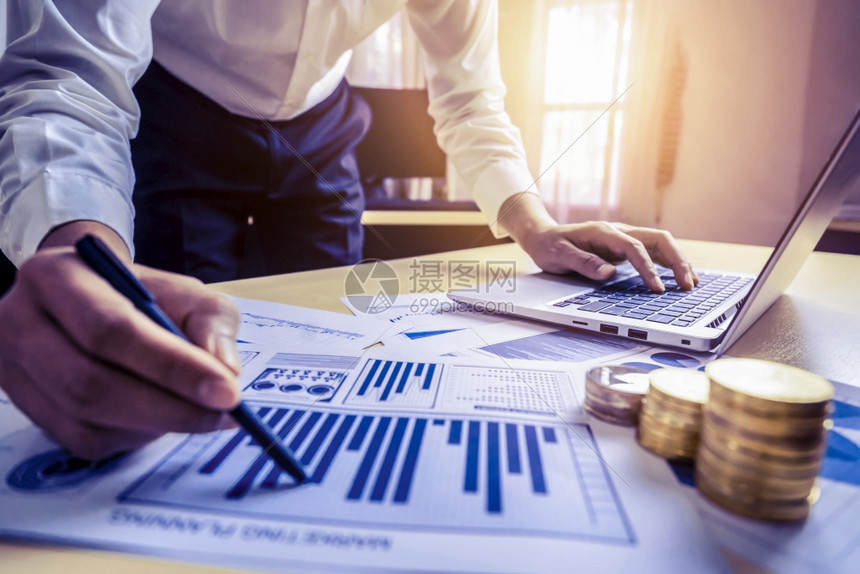 商业会计师或金融专家分析公司办室的商业报告图表和财务金融经济银行业务和股票市场研究概念图片