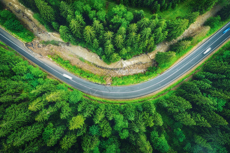 卡帕提亚山脉公路的空中美景图片