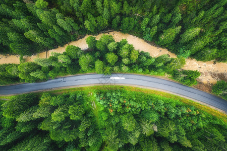 卡帕提亚山脉公路的空中美景图片