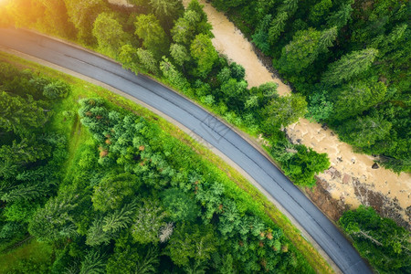 卡帕提亚山脉公路的空中美景图片