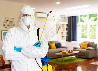 个人防护设备医务员的肖像个防护设备PPE套装有科罗纳新冠19消毒喷雾有客厅背景图片