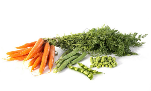 白色背景面前的绿豆和胡萝卜背景图片