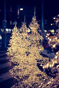 圣诞节夜景紧贴圣诞装饰的灯光在购物中心前背景