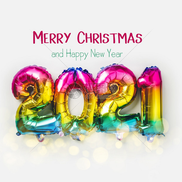 彩虹色Foil气球形式为201年文本机圣诞和新年快乐庆祝活动图片