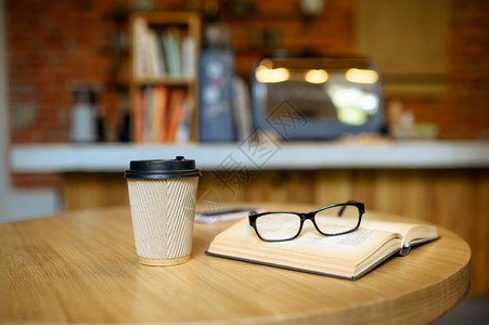 开放书本咖啡杯和子放在学生咖啡馆的桌上学习咖啡馆教育和食品概念方面的科目校园餐厅没有人书咖啡和杯子放在学生咖啡馆的桌上学生咖啡和图片