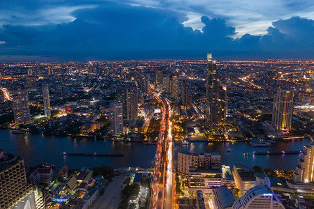 泰国ChaoPhraya河的曼谷市中心空中美景图片