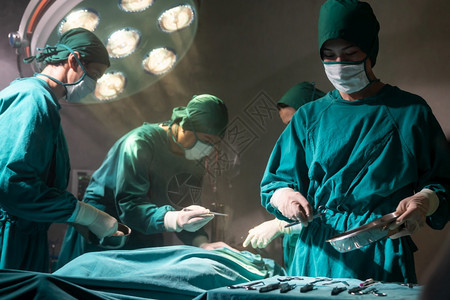 手术室护士为外科医生准备手术设医疗队在手术室或进行外科图片
