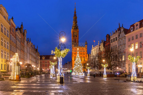 在波兰格丹斯克老城长市场街和夜间政厅的圣诞树和灯光波兰格丹斯克圣诞长道和市政厅格丹斯克图片