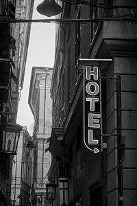 城市街道和酒店标志黑白城市摄影图片