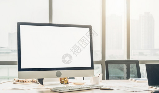 设计空的算机监视屏幕模拟现代小办公室内部或家庭办公室的模板图片