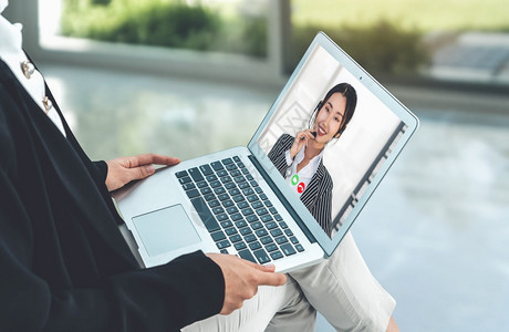 在虚拟工作场所或远程办公室召开商业人员会议远程工作电话会议使用智能视频技术与专业企务的同事进行联系女人高清图片素材