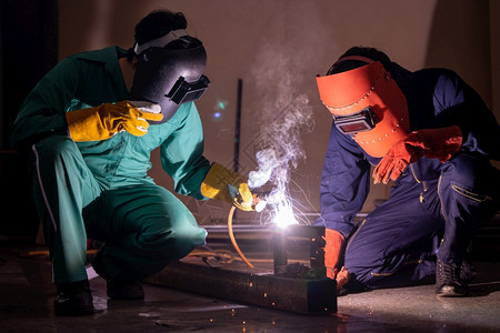 金属焊接钢铁厂使用电弧焊接机在工厂钢材背景图片