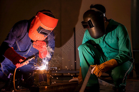 金属焊接钢铁厂使用电弧焊接机在工厂钢材背景图片
