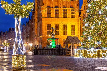 圣诞节长市场街晚上在波兰格丹斯克老城与海王星不喷泉一起在波兰格但斯克晚上在格但斯克与海王星不喷泉一起在格丹斯克图片