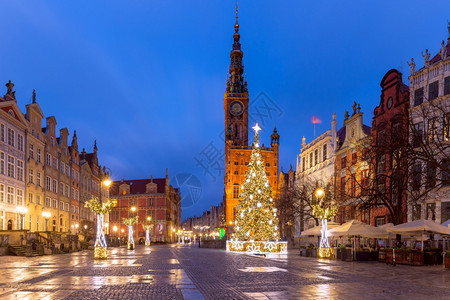 在波兰格丹斯克老城长市场街和夜间政厅的圣诞树和灯光波兰格丹斯克圣诞长道和市政厅格丹斯克图片