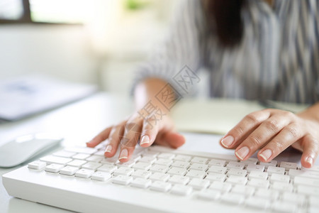 手在键盘上打字写博客妇女手在键盘上家工作手指打字机中图片