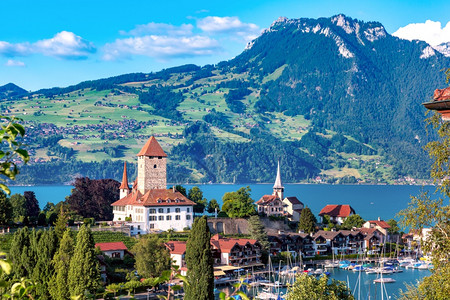 尼亚加拉湖滨小镇在瑞士伯尔尼州斯皮兹伯尔尼瑞士斯皮兹州瑞士斯皮兹教堂和城堡背景